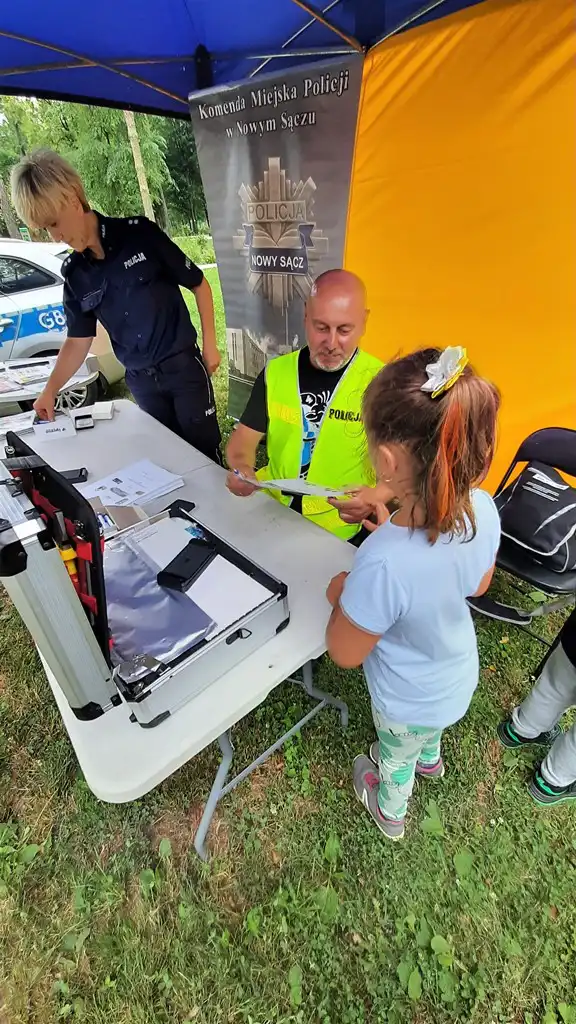 Inauguracja "Bezpiecznych Wakacji 2022" z sądeckimi policjantami