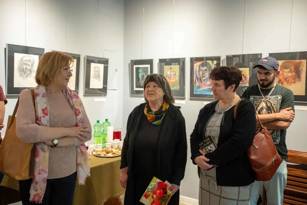 „Jadą wozy kolorowe…” - wystawa o tradycjach romskich w Muzeum Nikifora