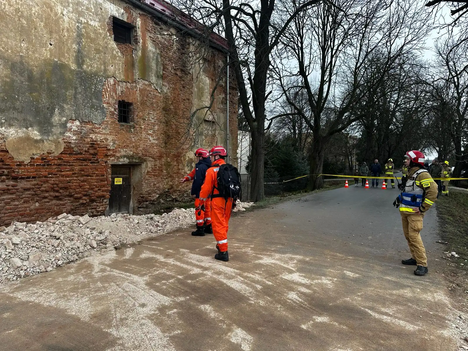 W Radłowie zawalił się stary spichlerz. Na miejsce zdarzenia przybyli ratownicy z Grupy Poszukiwawczo-Ratowniczej „Nowy Sącz”