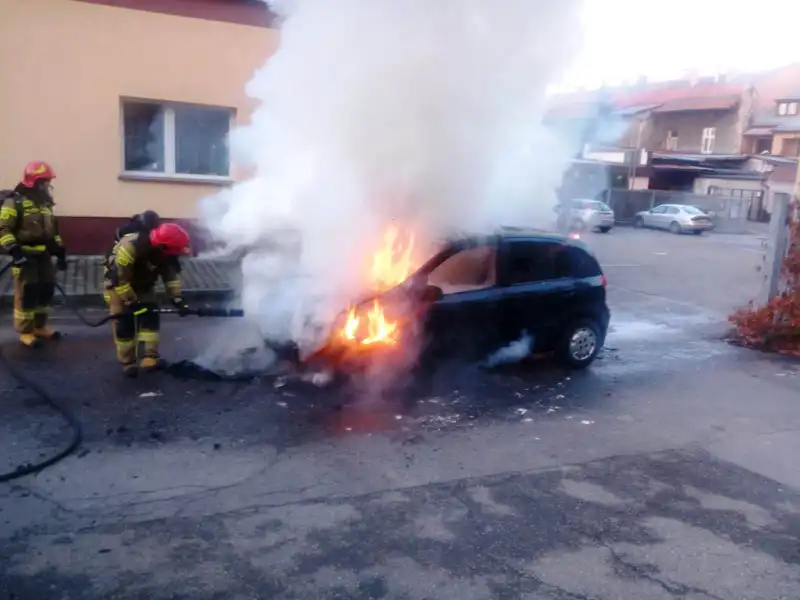 Nowy Sącz: Pożar samochodu osobowego na ul. 1 Maja. Pojazd doszczętnie spłonął