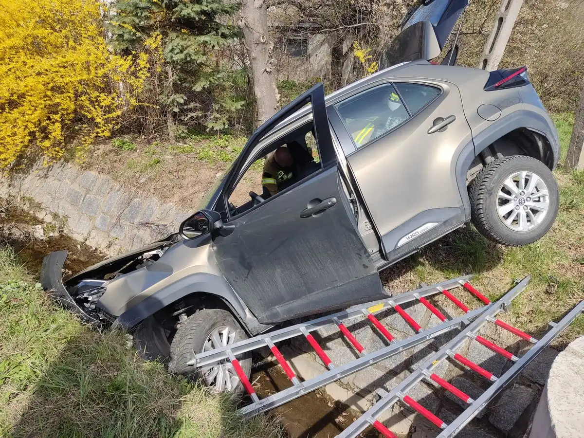 Wypadek w Biczycach Dolnych. Samochód osobowy wypadł z drogi