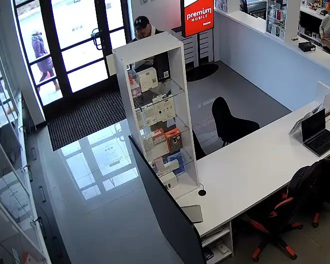 Limanowa: Policja poszukuje sprawców kradzieży telefonów komórkowych oraz laptopów