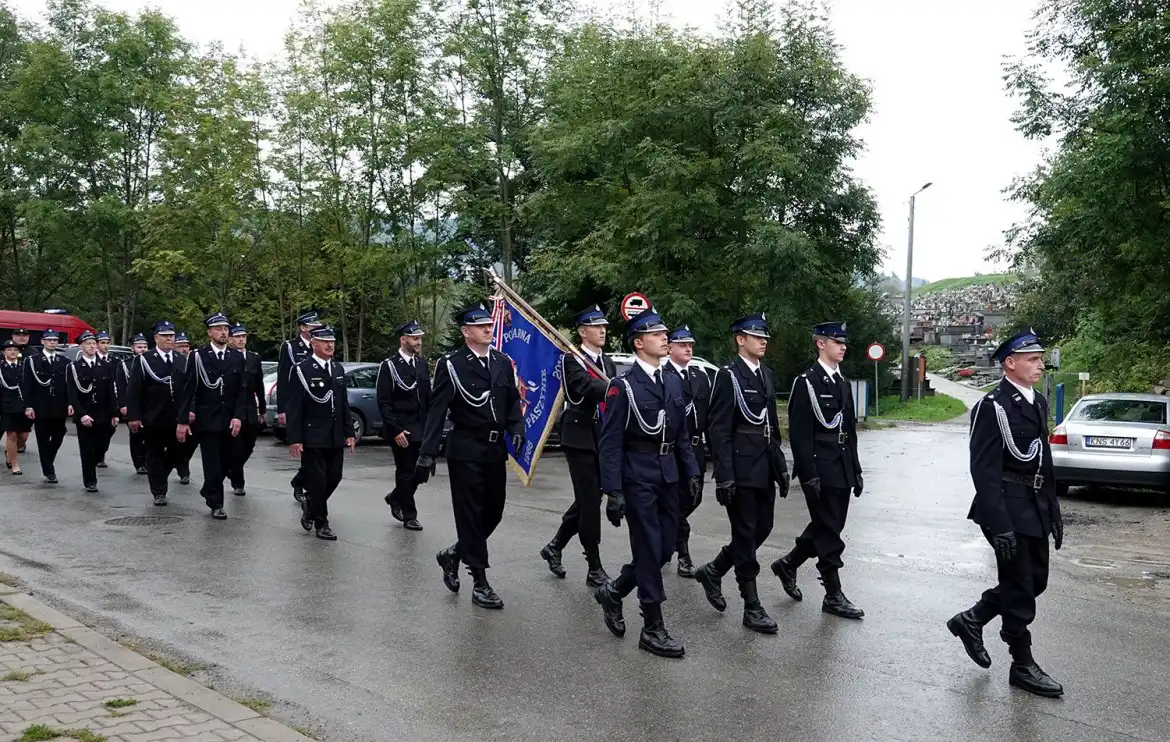 Druhowie z OSP w Paszynie otrzymali nowy samochód ratowniczo-gaśniczy i promesę od starosty