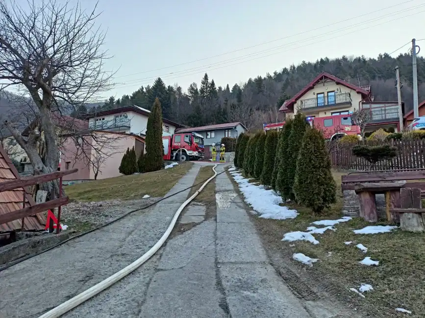 Pożar garażu w Suchej Strudze. Zagrożone rozprzestrzenieniem się ognia były stodoła i dom