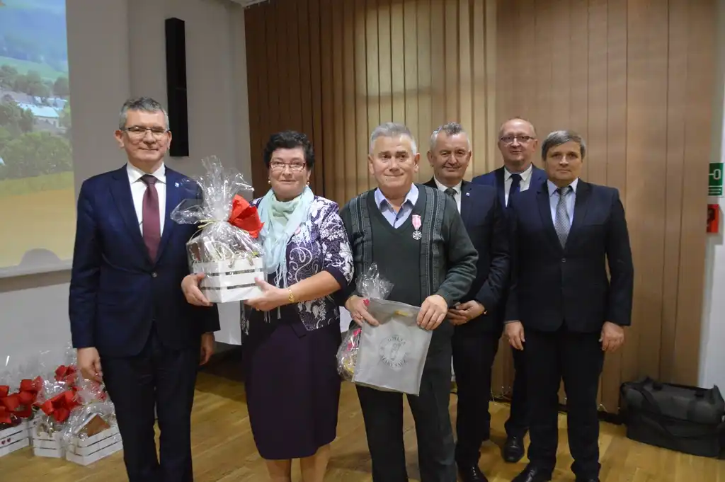 Małżeństwa z długoletnim stażem otrzymały medale od Prezydenta RP. Wśród nich pary z Gminy Stary Sącz