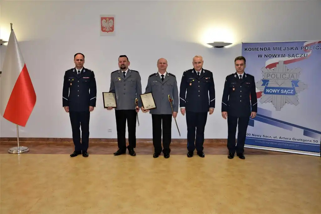 Naczelnik sądeckiej Drogówki i Komendant Komisariatu w Łososinie Dolnej uroczyście pożegnali się z mundurem