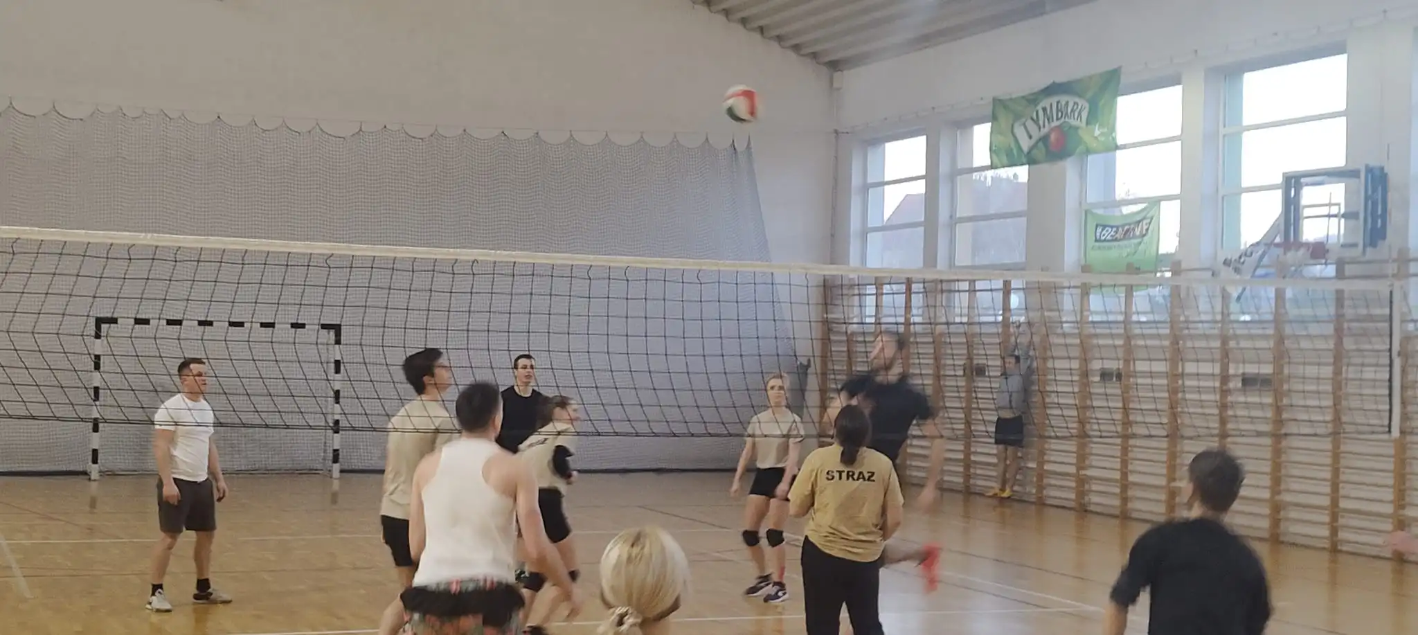 Strażacy w akcji na boisku. Turniej Piłki Siatkowej w Tymbarku