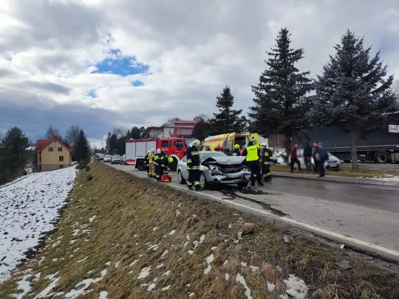 Korzenna: Zderzenie dwóch osobówek. Dwie osoby poszkodowane