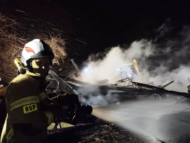 Barcice: spłonęły trzy budynki gospodarcze. Z ogniem walczyło 14 zastępów straży