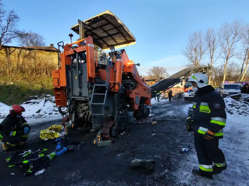 Grybów: Mężczyzna został wciągnięty do maszyny drogowej