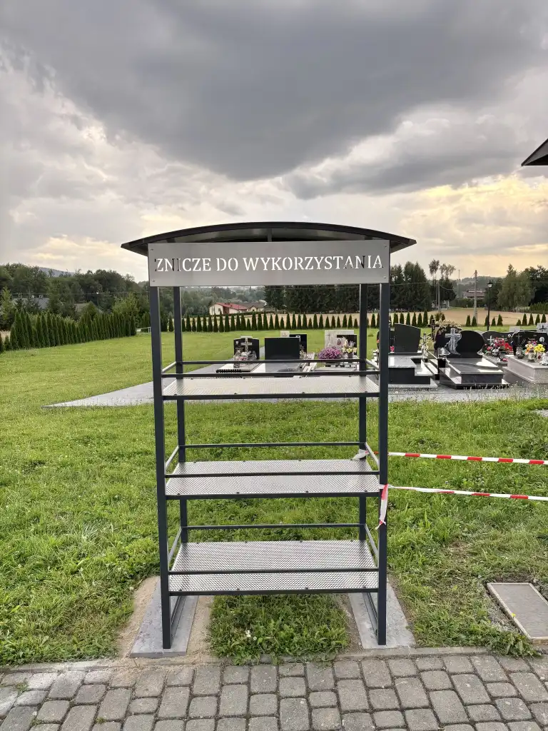 Drugie życie zniczy. Nowe regały na cmentarzach Gminy Łużna