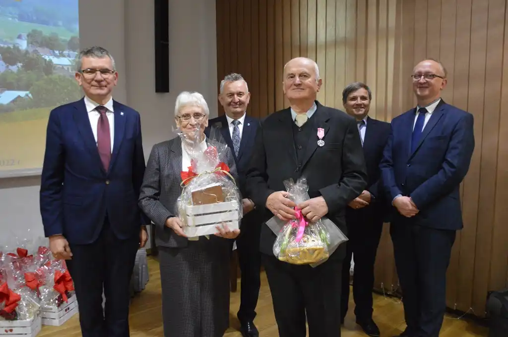 Małżeństwa z długoletnim stażem otrzymały medale od Prezydenta RP. Wśród nich pary z Gminy Stary Sącz