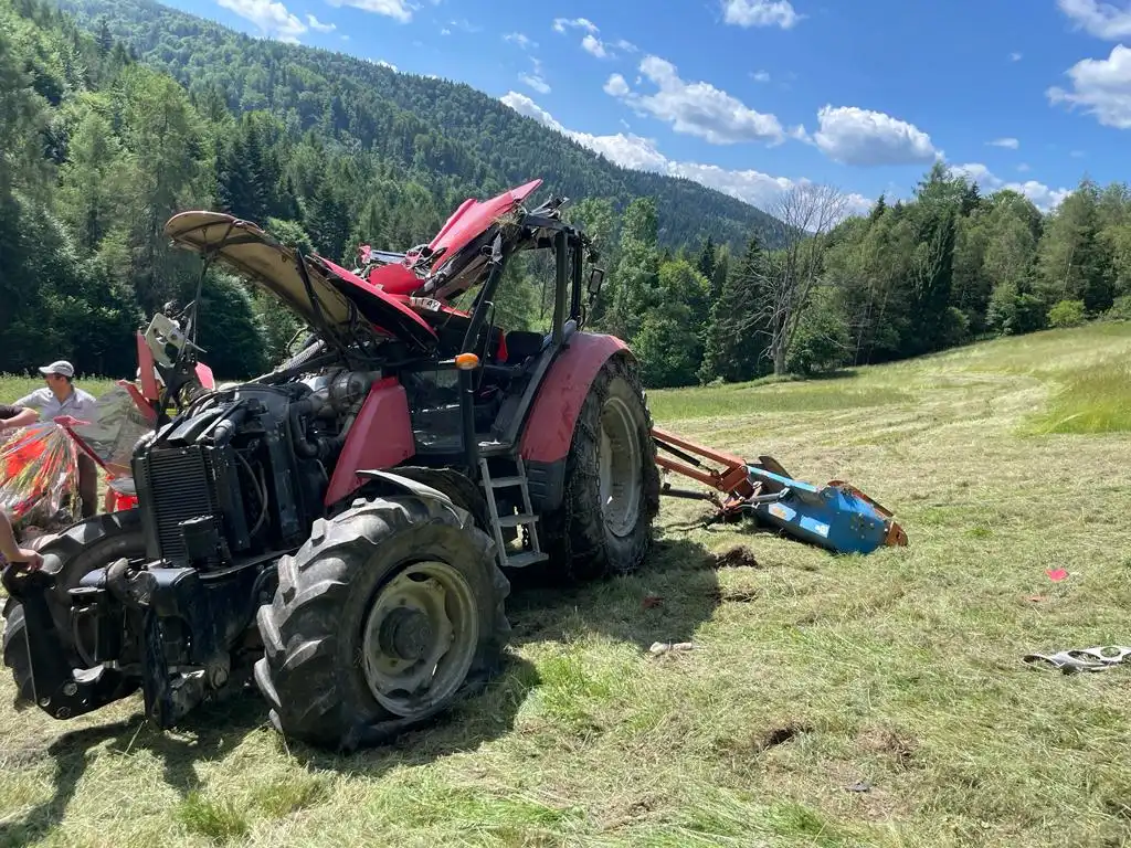 Wypadek w Wierchomli Wielkiej: Ciągnik rolniczy wywrócił się i stoczył ze stromego zbocza. Ranny kierowca trafił do szpitala
