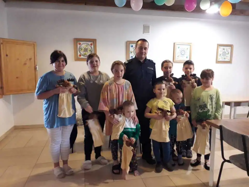 Policjanci z KPP w Gorlicach czuwają nad bezpieczeństwem uchodźców a najmłodszym wręczają maskotki