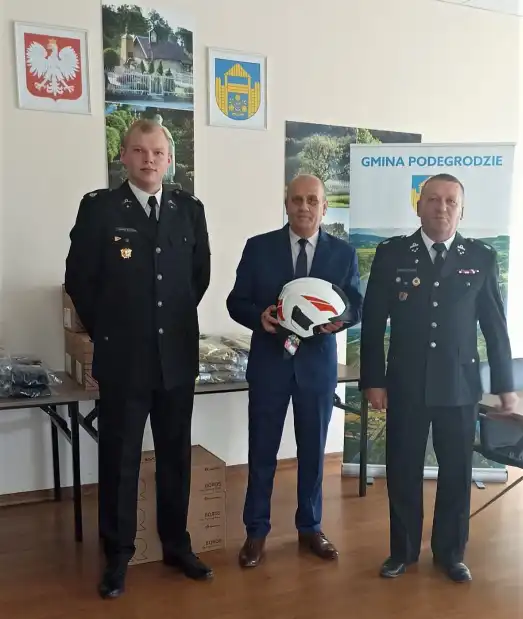 Wójt Gminy Podegrodzie przekazał OSP Podegrodzie i OSP Olszanka specjalistyczną odzież