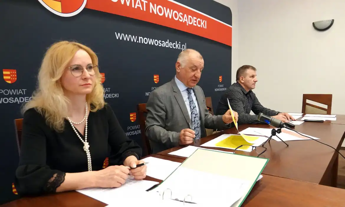 Posiedzenie Powiatowego Zespołu Zarządzania Kryzysowego w Starostwie. Dyskutowano o pomocy Ukrainie