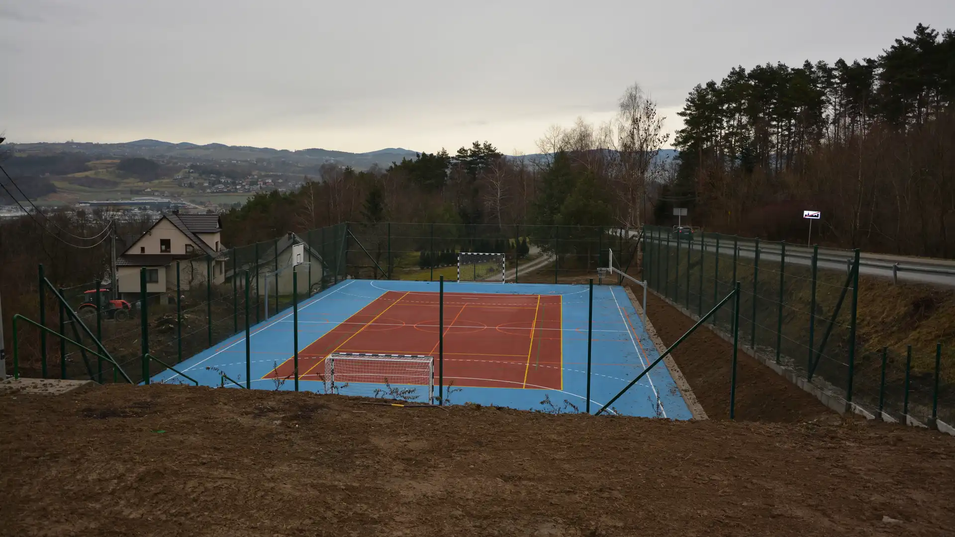 Zakończył się remont boiska przy szkole podstawowej w Rdziostowie