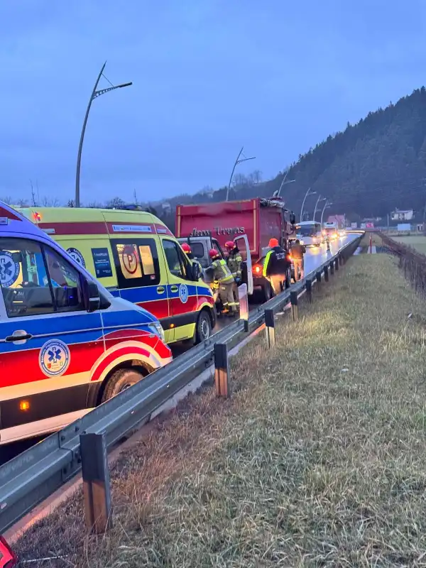 Wypadek na obwodnicy północnej Nowego Sącza. Kolizja dostawczaka z ciężarówką
