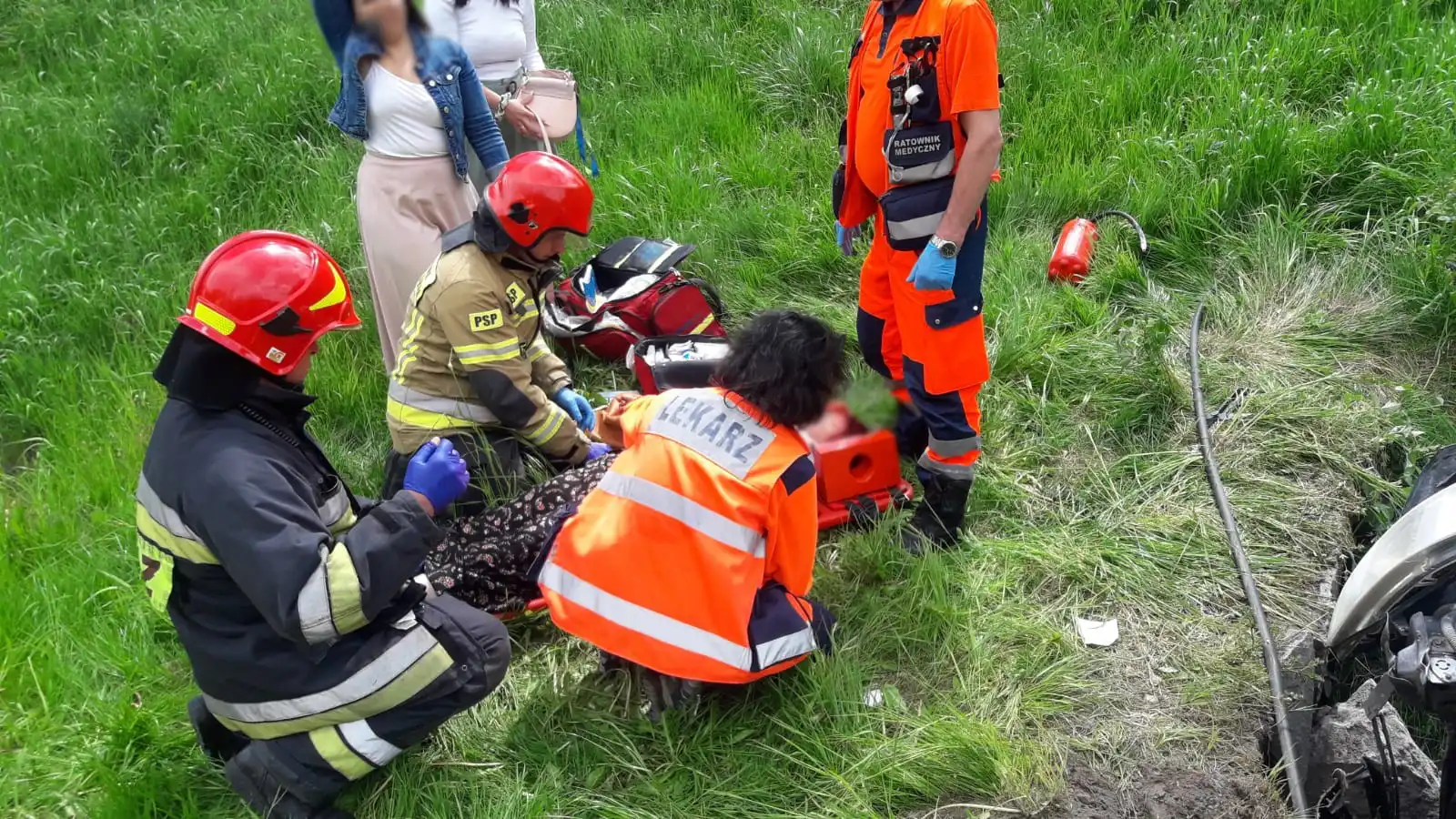 Krynica-Zdrój: Opel wypadł z drogi i uderzył w przepust