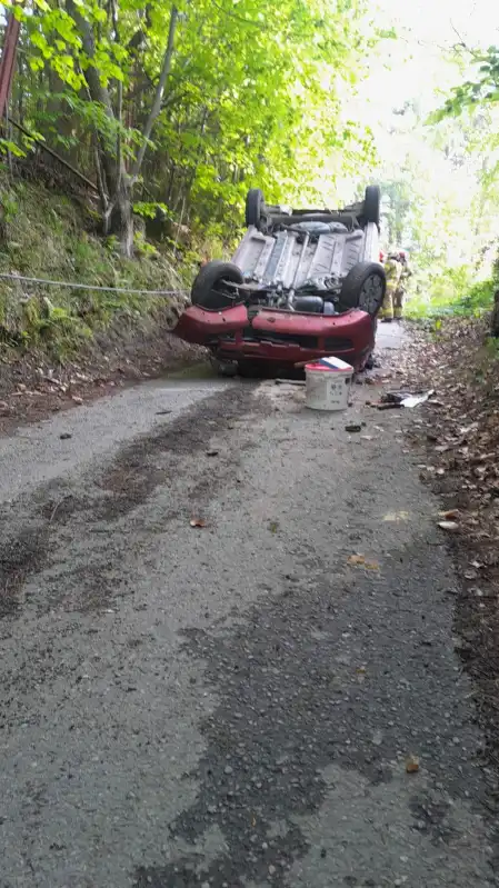 Wypadek w Bartkowej Posadowej. Dachowała osobówka