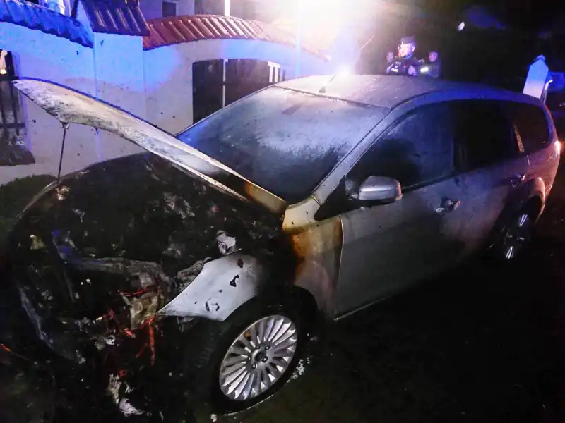 Chełmiec: Pożar samochodu osobowego. Spaleniu uległa komora silnika