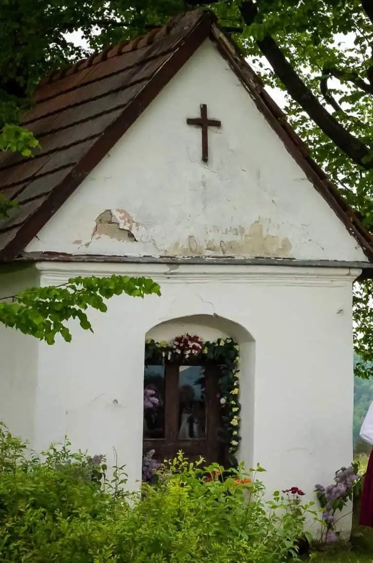 Prace remontowe przy kapliczce w Olszówce. Nowy dach, kolejne plany