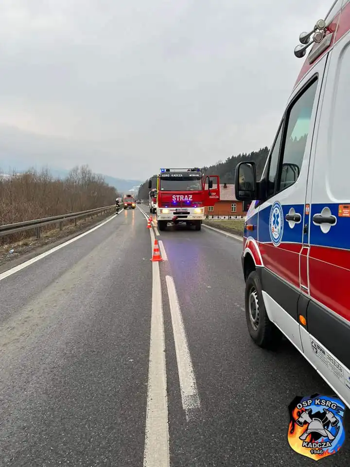 Wypadek w Kadczy. Samochód wypadł z jezdni i "wylądował" w szczerym polu