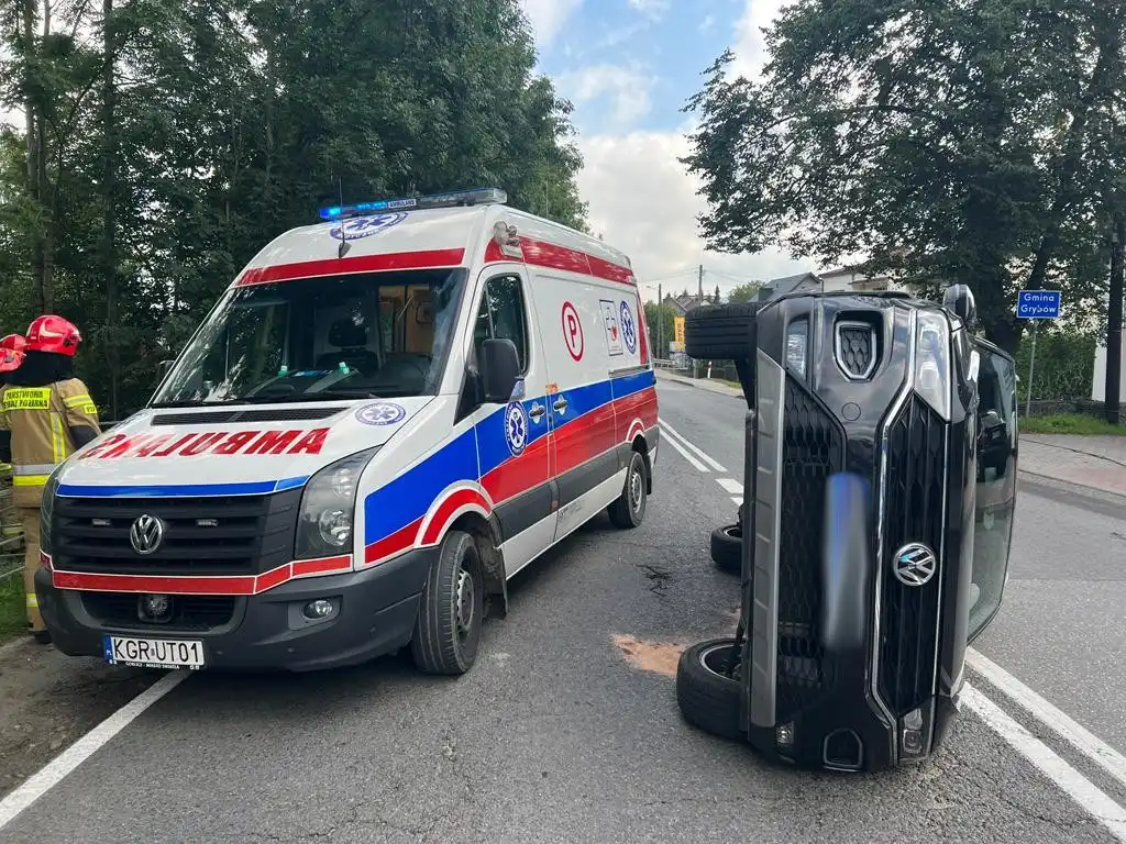 Biała Niżna: Osobówka uderzyła w zaparkowany na poboczu pojazd. Jedna osoba trafiła do szpitala