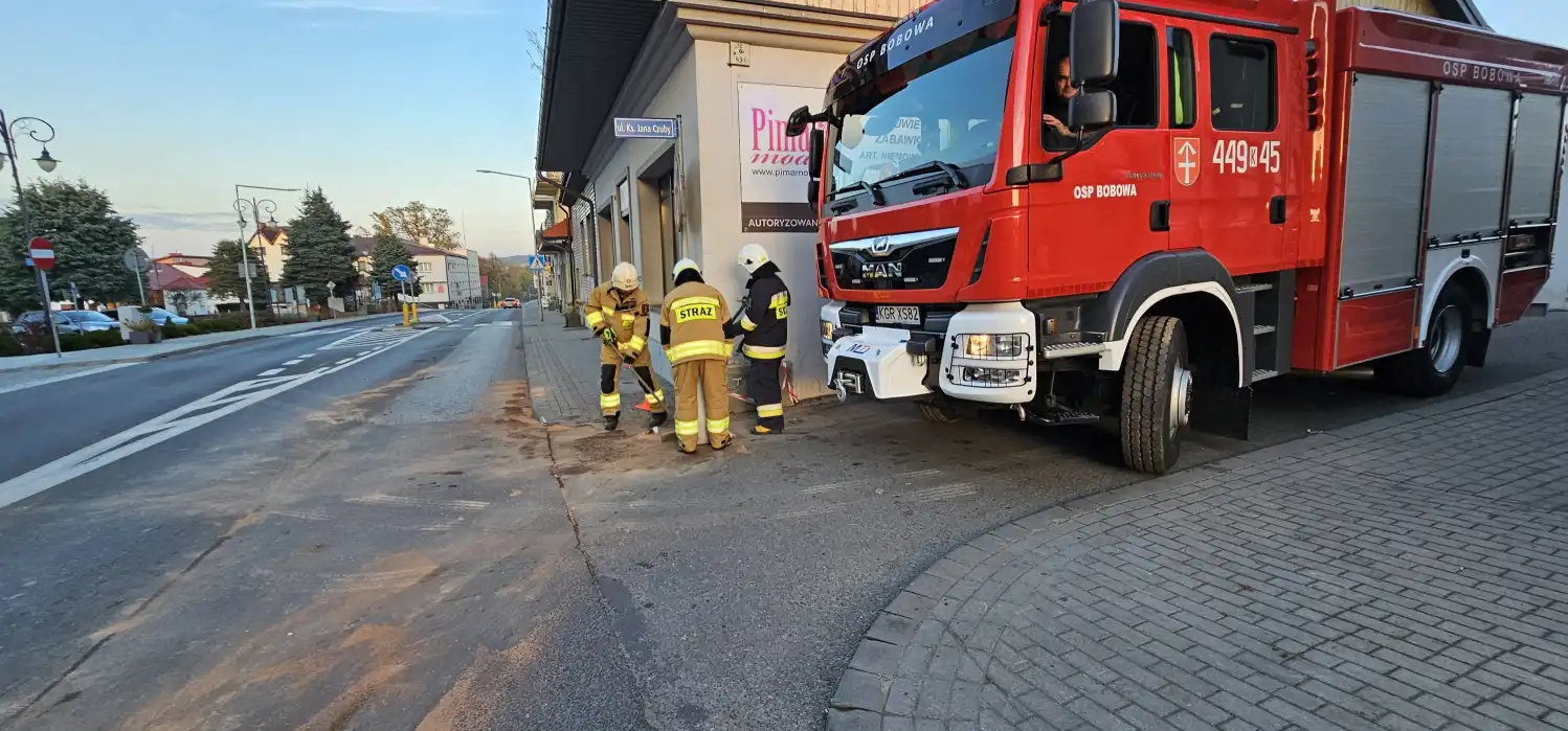 Wypadek na ul. Węgierskiej w Bobowej. Samochód uderzył w budynek