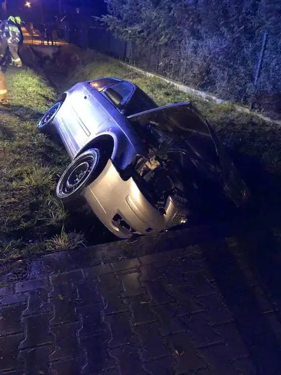 Wypadek w Śnietnicy. Osobówka wypadła z drogi i uderzyła w przepust