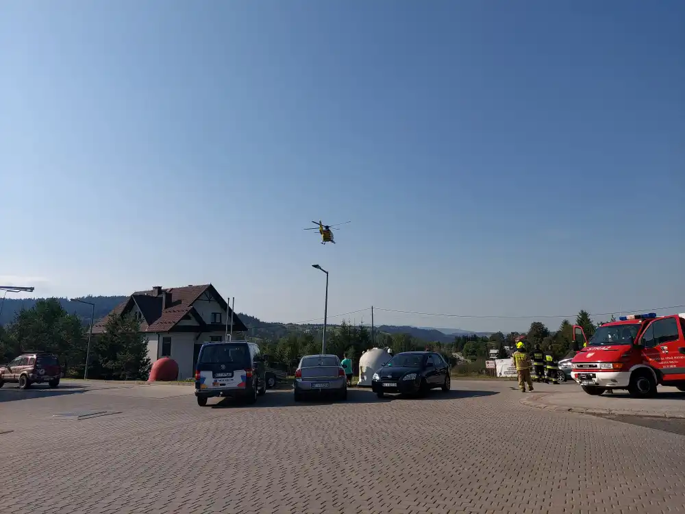 Wypadek osobówki i motocykla w Kasinie Wielkiej. Dwie osoby poszkodowane