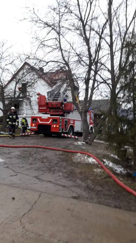 Pożar domu w Chomranicach. Paliło się na poddaszu i parterze