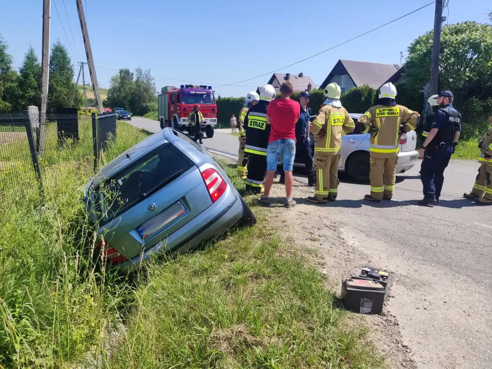 Wypadek w Jasiennej. Trzy osoby trafiły do szpitala