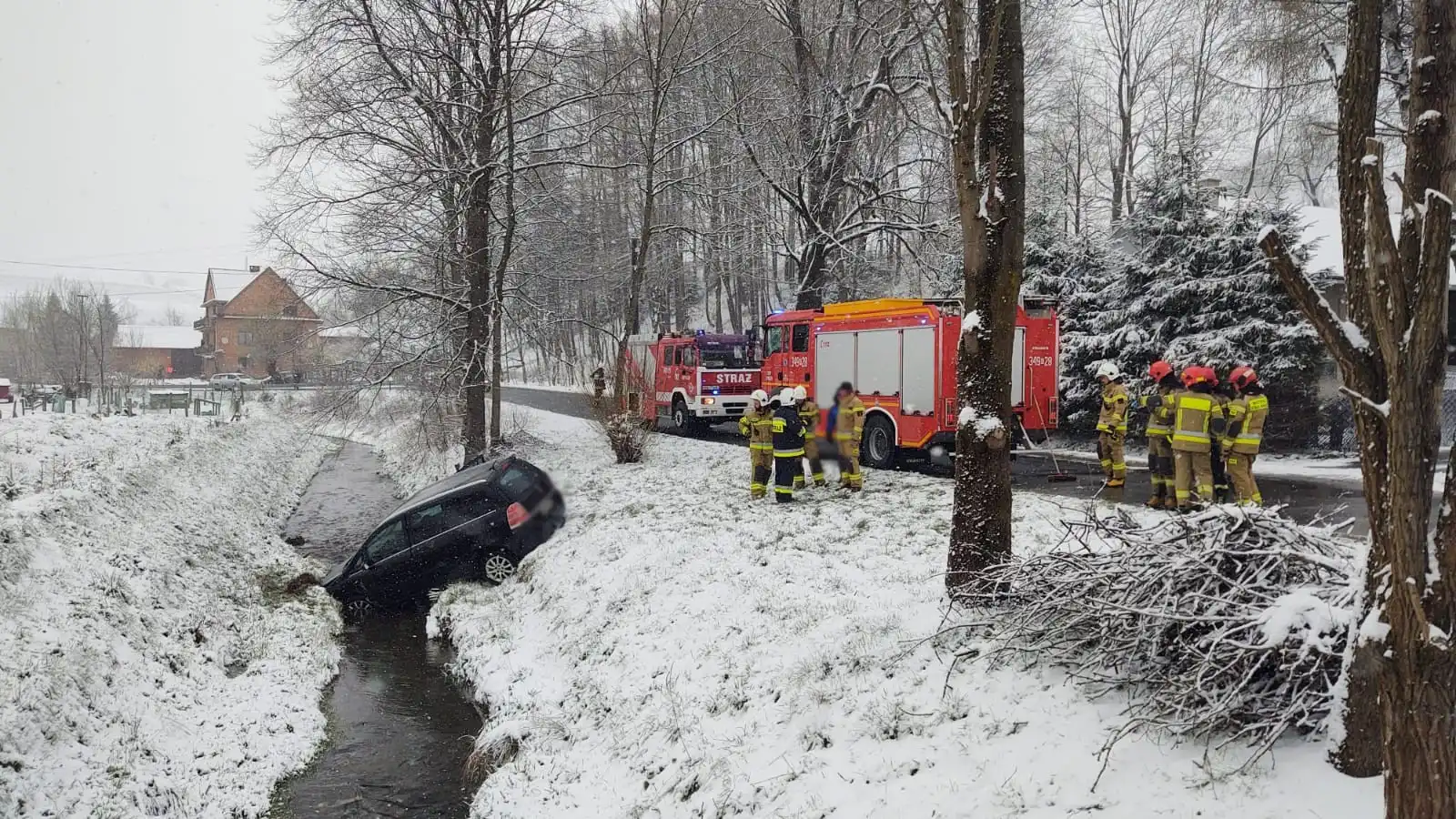 Polna: zderzyły się dwie osobówki. Jedna z nich wpadła do potoku