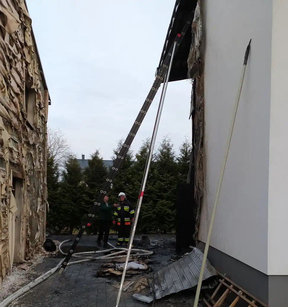 Pożar budynku mieszkalnego w Łącku. Płonęła elewacja