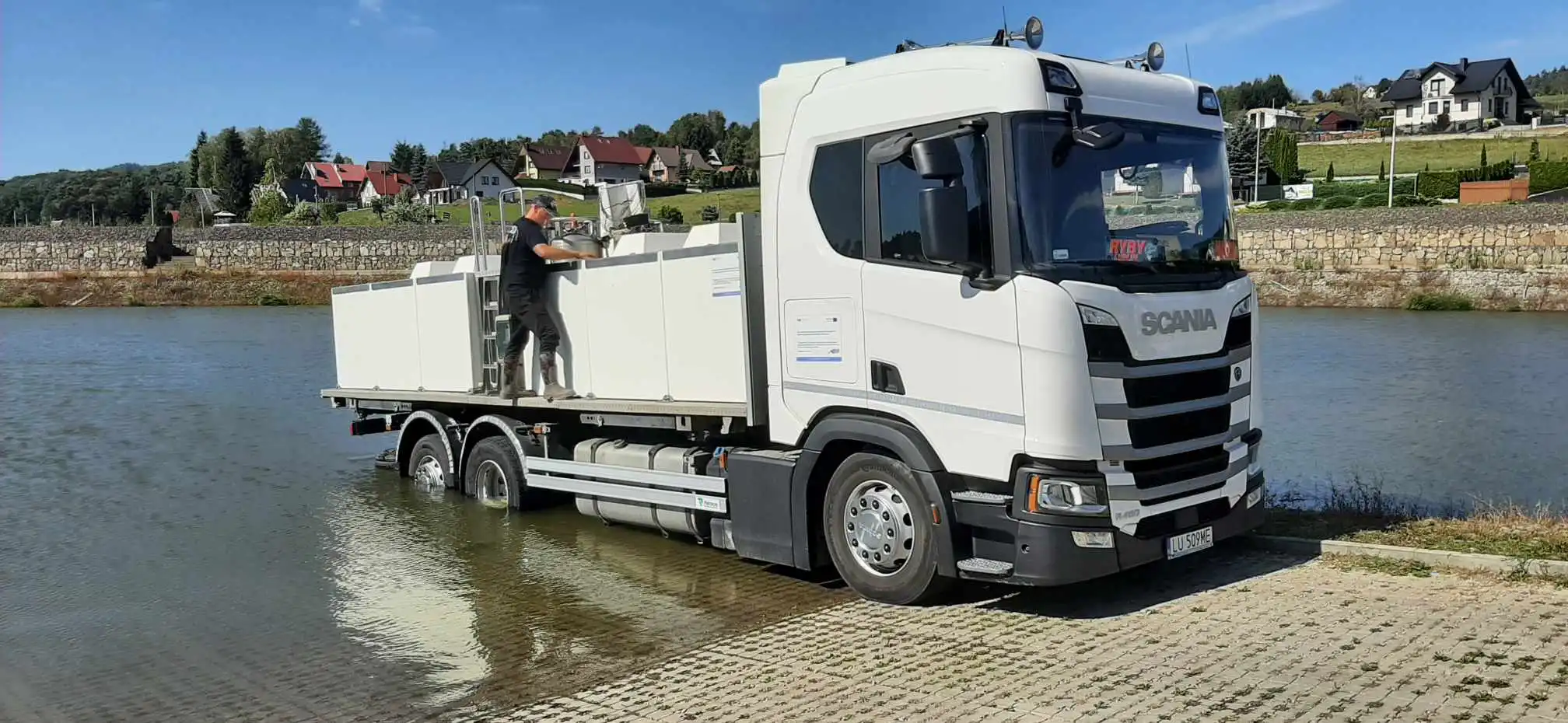 Zawisza" w akcji. Jesienne zarybianie Jeziora Rożnowskiego