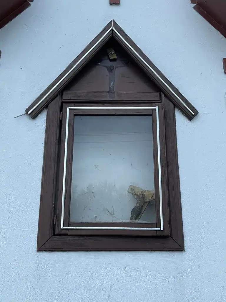 Dewastacja kapliczki w Nowym Sączu. Złamany krzyż, skradzione figury i obrazy. Nagroda za wskazanie sprawców