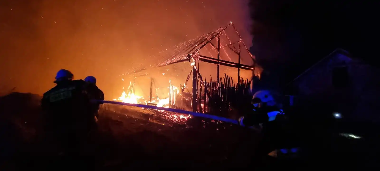 Pożar budynku gospodarczego w Olszanie. Z ogniem walczyło 10 zastępów straży