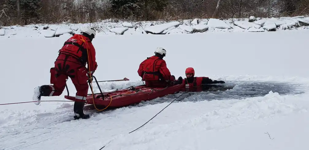 Sądecczyzna: Strażacy ćwiczyli prowadzenie działań ratowniczych na zamarzniętym akwenie