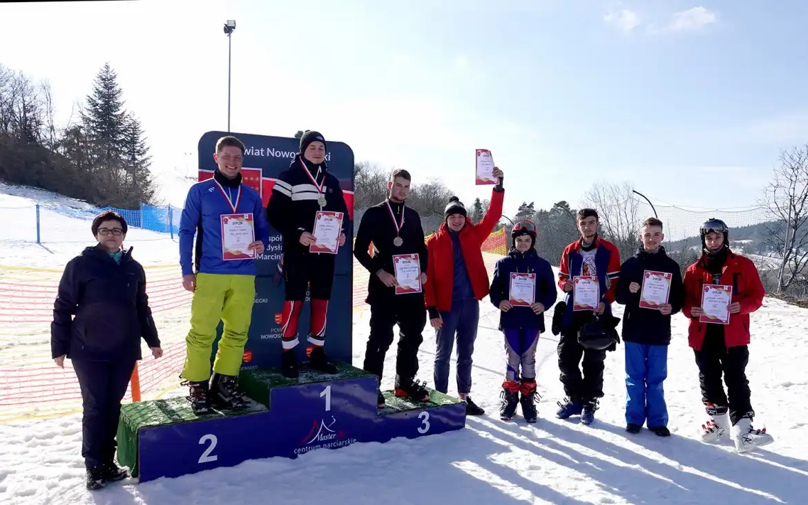 Zawody w narciarstwie alpejskim w Tyliczu. Na stok wyruszyło aż 200 zawodników