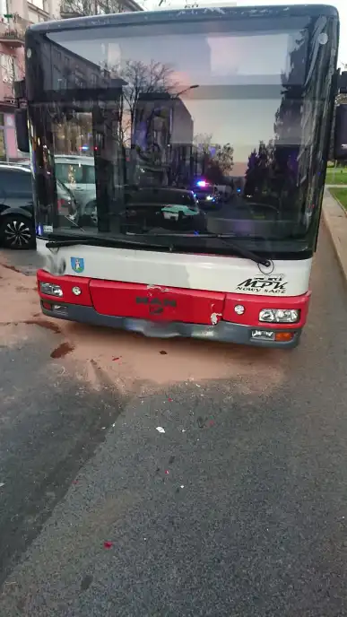 Wypadek na Al. Wolności. Zderzenie osobówki z autobusem