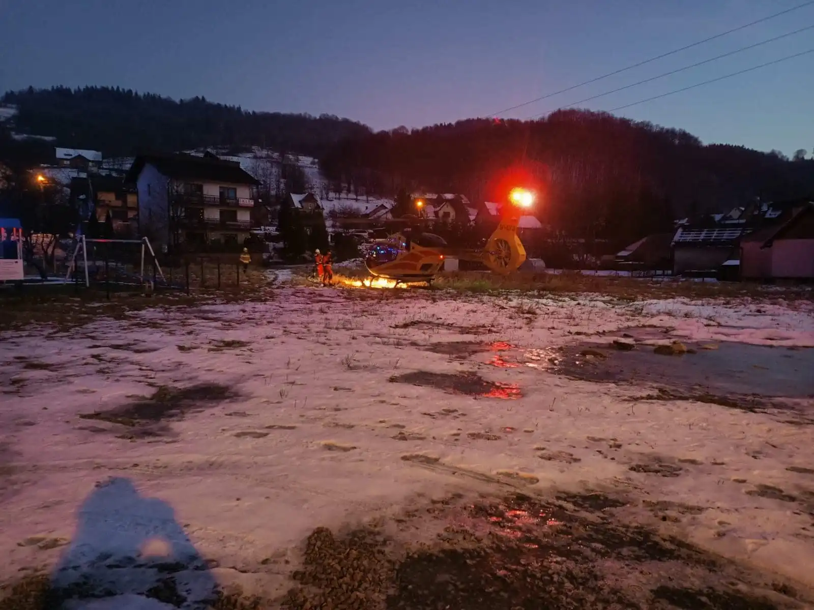 Głębokie. Groźny pożar drewnianego budynku, dwóch mężczyzn w szpitalu