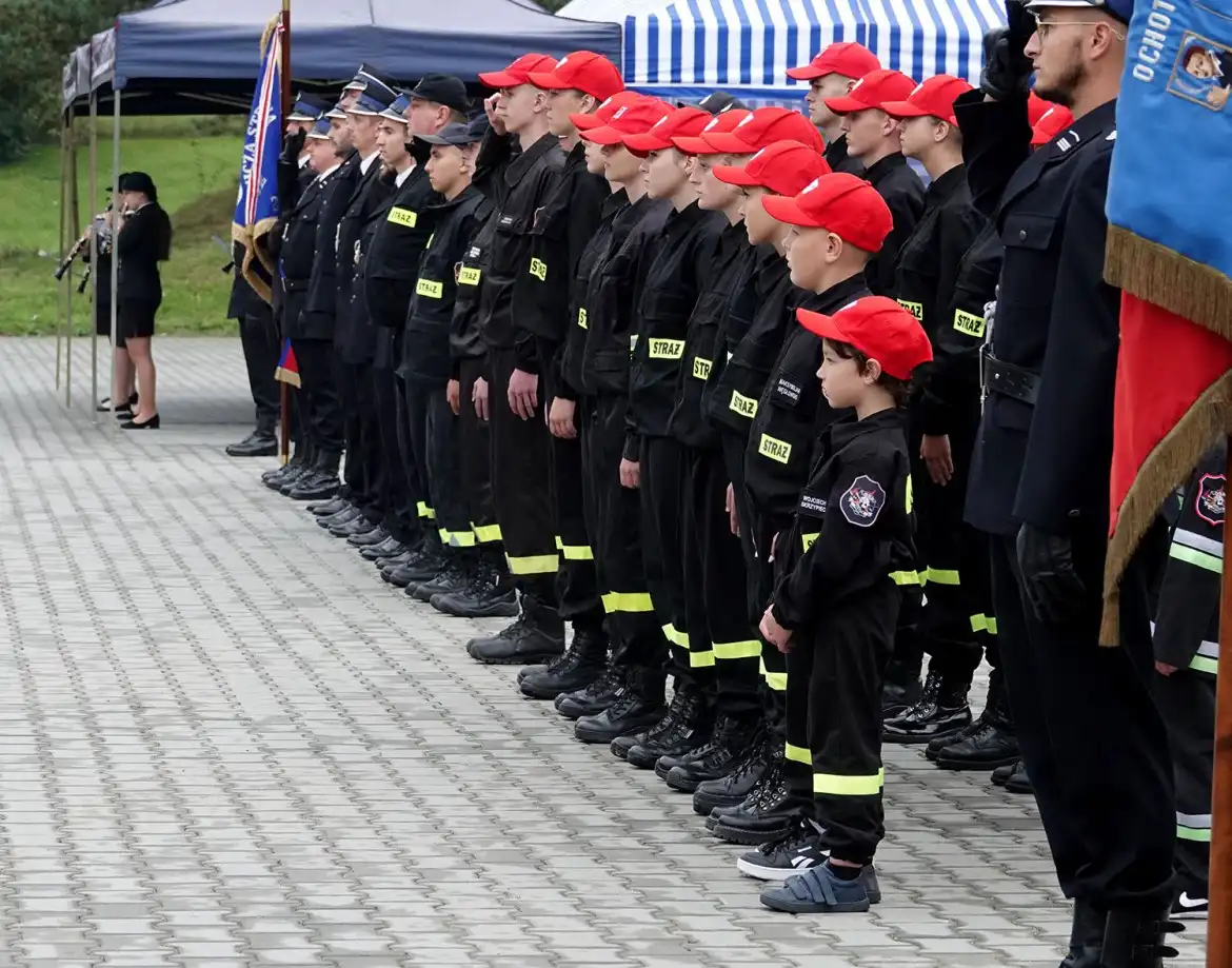 Druhowie z OSP w Paszynie otrzymali nowy samochód ratowniczo-gaśniczy i promesę od starosty