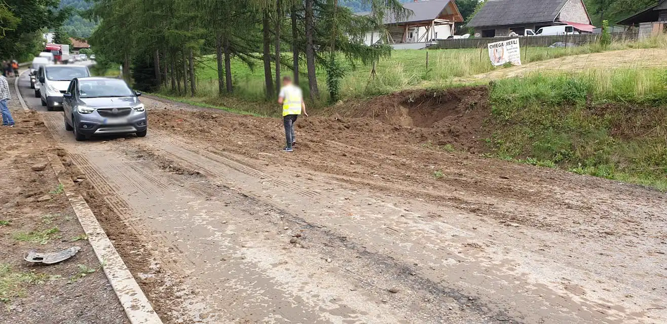 Wybuch gazu w Zabrzeży. Jedna osoba w szpitalu, dwa auta uszkodzone