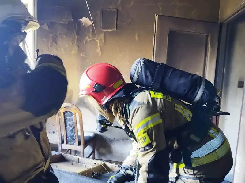 Łęki. Pożar domu. Ogień pojawił się na pierwszym piętrze budynku mieszkalnego
