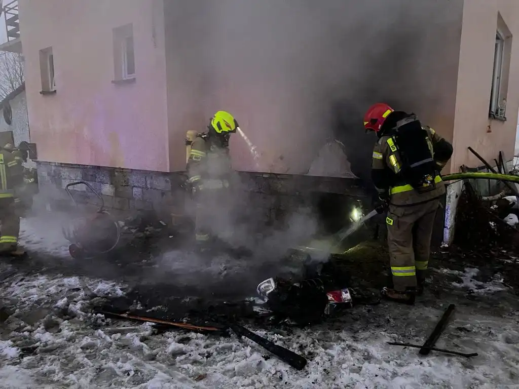Mystków. Pożar domu jednorodzinnego. Ogień wybuchł w piwnicy