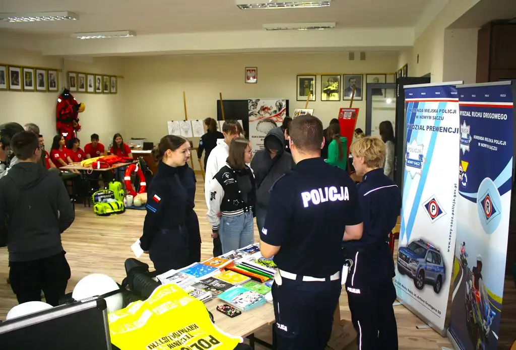 Sądeccy policjanci profilaktycy i technik kryminalistyki odwiedzili ZS w Marcinkowicach