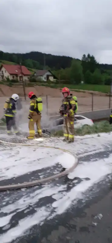 Wypadek w Nowej Wsi. Osobówka wypadła z drogi, uderzyła w przepust i się zapaliła
