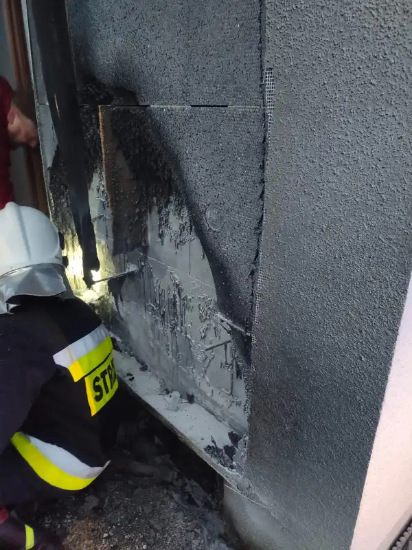 Tylicz. Pożar elewacji domu na ul. Pułaskiego. Na miejscu interweniowały trzy zastępy straży pożarnej