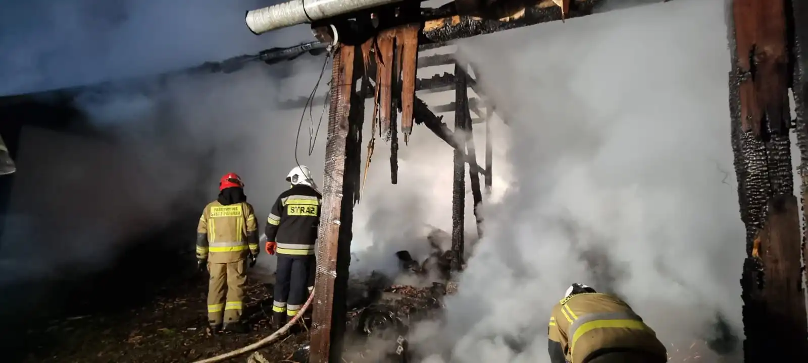 Pożar budynku gospodarczego w Olszanie. Z ogniem walczyło 10 zastępów straży
